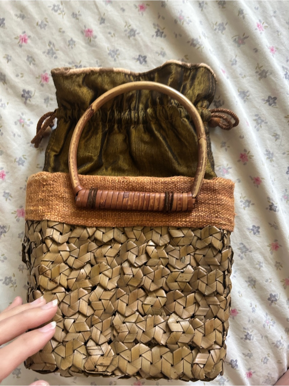 Straw bag with Drawstring and Floral Material on top to pull closed. Dainty - Picture 3 of 7